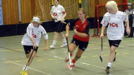Argentums unga damlag gjorde en bra hemmadebut även om tjejerna förlorade premiären med uddamålet. Här snabbfotade 13-årigen Elin Lestander (med bollen) och 16-åriga Tina Axelsson i en framstöt. Bakom avvaktar  Anna Ranberg  lagkapten och matchens stora profil.