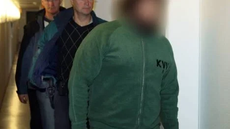 För en vecka sedan dödades en 63-årig kvinna i Luleå. Hennes 29-årige son är nu på sannolika skäl misstänkt för att ha bragt henne till livet. Sonen förnekar dock brottet. Bilden visar den misstänkte på väg in till tingsförhandlingarna ledsagad av polis.