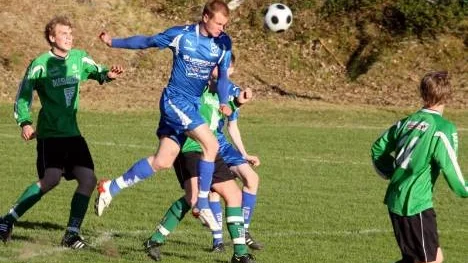 Rosviks IK lyckades inte stoppa IFK Arvidsjaur som vann med 3-0 och gick upp i serieledning i söderfyran. Här är det mittbacken Martin Rehnsfelt som tar för sig.