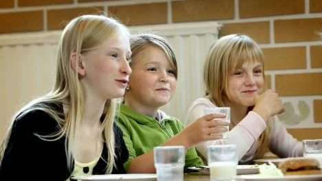 Glada miner i skolmatsalen i Jävre där ett mjölkglas är en given del i måltiden - än så länge. En undersökning på Lunarstorm 2006 visade att bland 15-åriga tjejer dricker bara hälften mjölk, siffran för killarna är 33 procent.