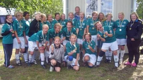 Älvsbyns blandade lag med flickor 93, 94 och 95 slog till och vann B-finalen i 92-klassen vid Umeå Fotbollsfestival.