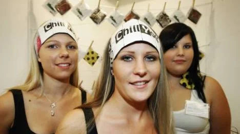 Ida Nylén, Karin Widén och Henrietta Ehnvik  säljer käringkyla på  Stora Nolia.