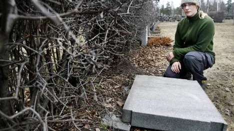 "Det är egentligen gravrättsinnehavarens ansvar att lyfta upp stenen igen, men vi gör det i mån av tid", säger Ulrika Furedal, som säsongsarbetar på kyrkogården i Piteå.