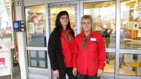 Ann-Louise Gustavsson och Maritha Hedman, anställda vid Konsum i Munksund, är uppriktigt less på inbrott och snatterier.
