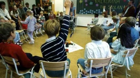 Sverige tillåter vinstdrivande privata företag att driva skolor med skattemedel. Det lär Sverige vara ensamt om i världen.