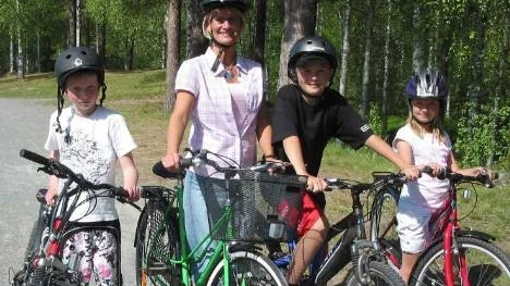 Kommunstyrelsens vice ordförande Erika Sundström har redan lyckats värva William Wikström (till vänster) till sitt cykelloppslag, där självklart barnen David och Johanna Sundström också ingår. "Kom igen nu Älvsbybor och utmana oss i Broarna runt!" säger hon.