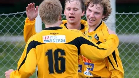 Björn Lindblom, i mitten, gjorde Infjärdens båda mål i derbyt mot Piteå. Henrik Larsson (nummer 16) och Linus Olsson (som passade till målen) grattar.