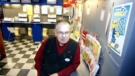 "Rent tekniskt skulle vi kunna titta på filmen från övervakningskameran och försöka identifiera tipsvinnaren. Men vi får hoppas att vederbörande självmant rättar sin kupong och ger sig till känna", säger ICA-handlaren Per Stenmark.