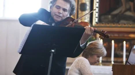 Mästarkurslärare och violinprofessor Zakhar Bron har med sin ackompanjatör Irina Vinogradova gästat Piteå vid ett flertal tillfällen. Under konserten i stadskyrkan framförde de bland annat Elgars Sonat för violin och piano, op 82.