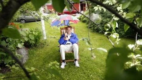 Regnet öser ner men det gör inte Anders Sundström något.-Jag trivs med att vara ute även när det år dåligt väder,  det är en bra avkopplinlingg