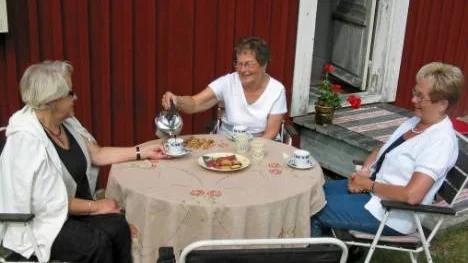 I onsdags fick Ann-Mari Petersson (mitten) besök i sin gamla kyrkstuga av väninnorna Lena Norlund (till vänster) och Marianne Forssell från Skellefteå respektive Kåge. Ett perfekt tillfälle att bjuda på kaffe i sommarsolens sken.