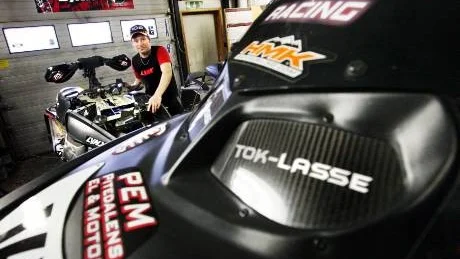 Lars "Tok-Lasse" Lundberg, som kör för Lindbloms Racing Team och tävlar för Älvsby Motorsällskap, slutade som trea totalt i finska mästerskapet i skotercross i söndags. Det var hans trettonde pallplats av fjorton möjliga i årets tävlingssäsong.