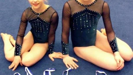 Julia och Adina Rumbutis, Älvsbygymnasterna, tog hem tre silver och två brons under helgens riksmästerskap i artistisk gymnastik. FOTO: Sara Rumbutis