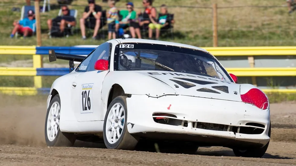 Vinnaren. Mikael Eriksson i sin Porsche var snabbast på Höghedenbanan i Älvsbyn. Han vann klass 1.