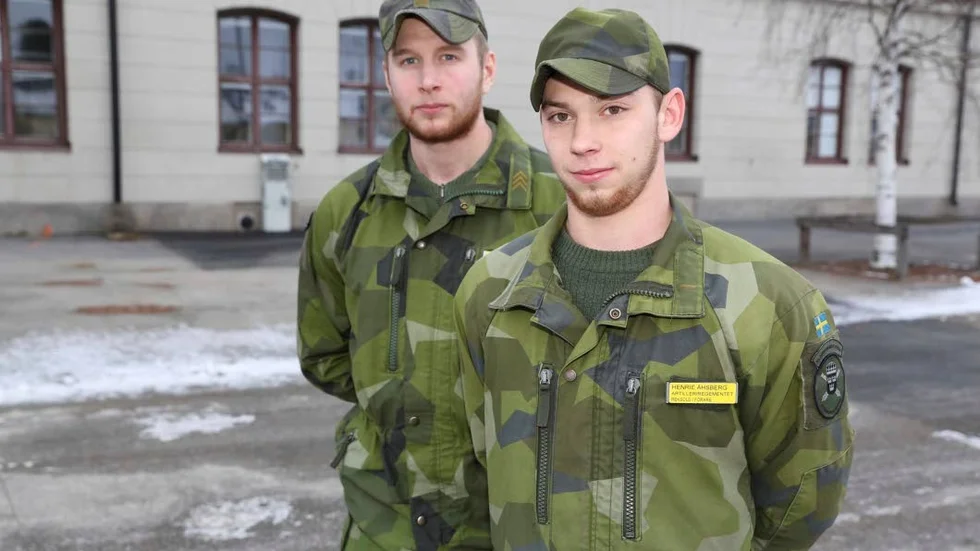 Markus Brunström och Henrie Åhsberg är yrkessoldater på A9. Båda tycker att det finns fördelar med allmän värnplikt. Det norska systemet med en kombination av värnplikts- och yrkesarmé kan vara något för Sverige att ta efter, tycker de.