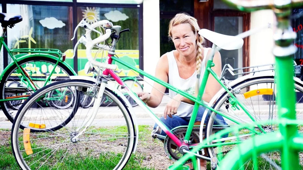 Cykla mer. Under kulturnatta får allmännheten hjälpa till att pimpa de cyklar som Susann Enstedt Lund (MP) grundmålat.