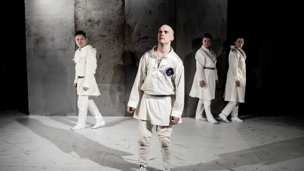 Hyllar nationalpoet. Beaivváš Sámi Našunálateáhter, Finlands Nationalteater och Ruska ensemble i samarbete med Riksteatern turnerar med föreställningen Áillohaš - solens son, ett konstnärsporträtt och hyllning till samernas nationalpoet Nils-Aslak Valkeapää. På bild I?gor Ántte Áilu Gaup, Jarkko Lahti, Tiina Weckström och Mary Sarre.