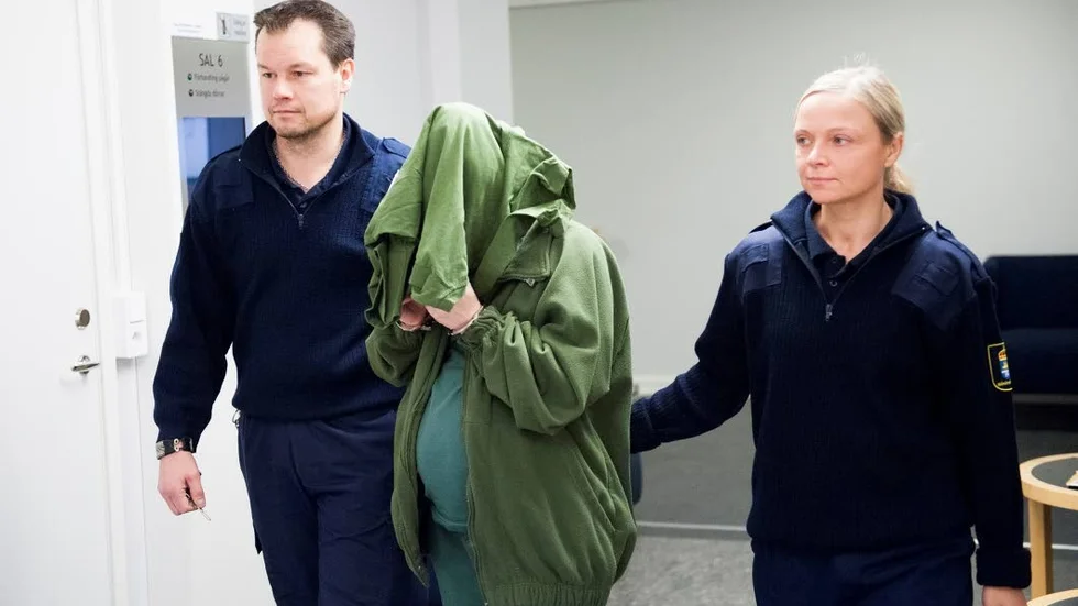 Dömda. Tre personer i den så kallade Smyckesligan dömdes för en rad inbrott. Här förs kvinnan, som senare dömdes till ett års fängelse, in till förhandlingarna i tingsrätten.