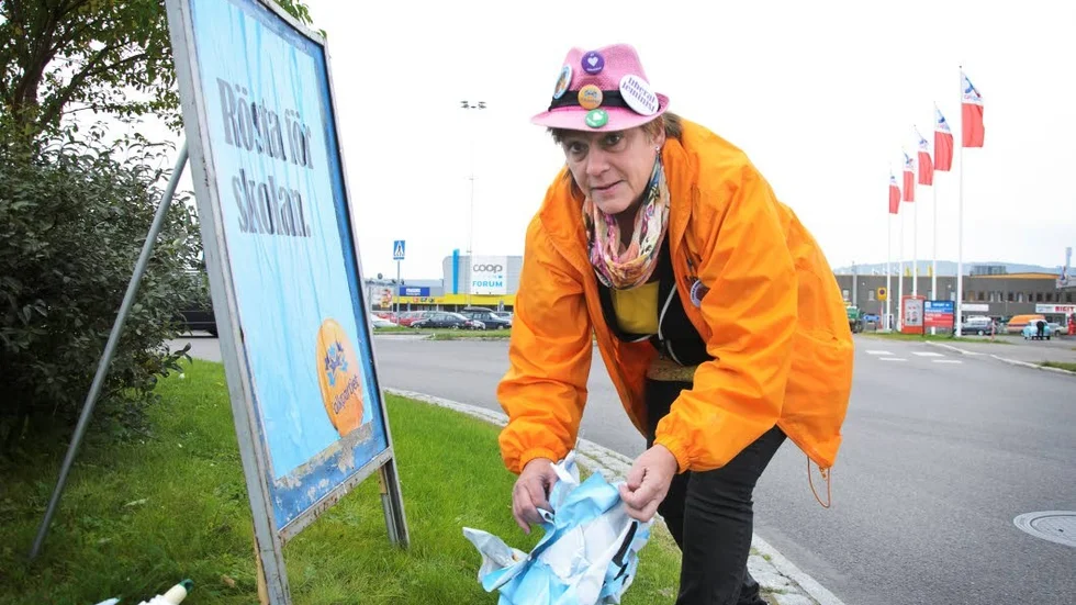 Demokratihot. Anne Kotavuopio Jatko är Folkpartiets förstanamn i Kiruna och hon anser att vandaliseringen av partiets valaffischer är en attack mot demokratin.