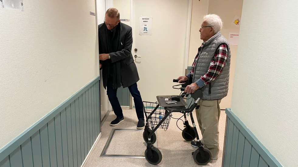 Per-Åke Nyberg såg fram emot att bada bastu när han flyttade in på Igelkotten. Men bastun har förvandlats till omklädningsrum. Joha Frondelius försöker att öppna dörren, men den är låst. 