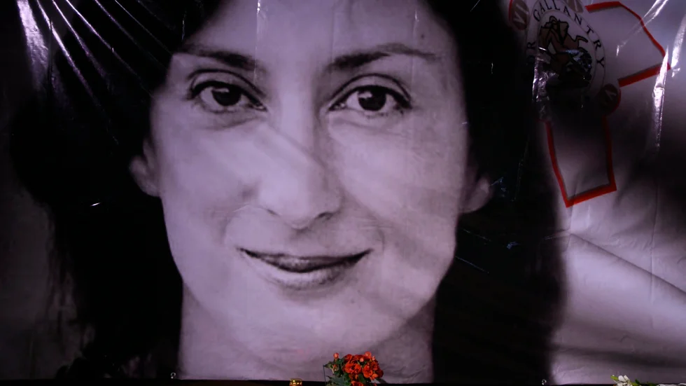 Mördade journalisten Daphne Caruana Galizia hedras med blommor och ljus. Arkivbild.