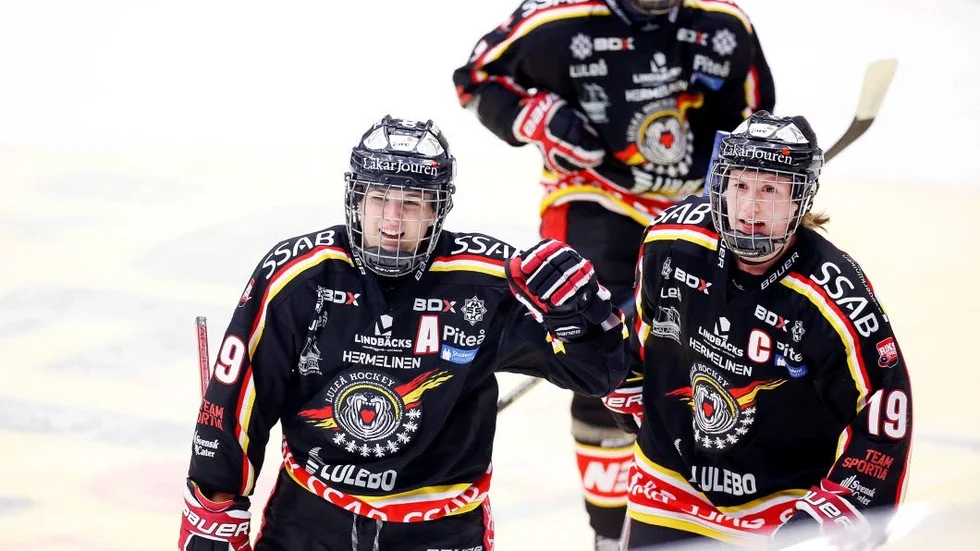 Emma Nordin, till vänster, och Emma Eliasson, till höger, är utsedda till seriens bästa back och forward.