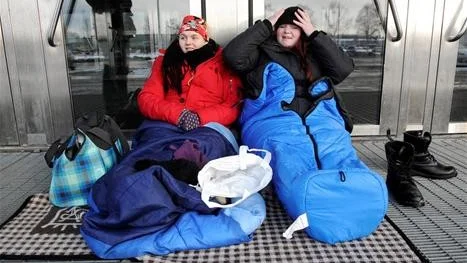 HÅLLER VÄRMEN. Petra och Marika Lindborg håller värmen med hjälp av sovsäckar och varm dryck. ”Det är inte särskilt kallt”, säger Marika Lindborg.