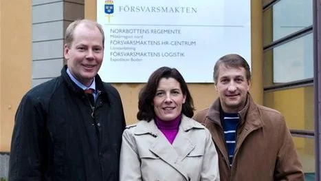 Foto: Håkan Zerpe
KRISBESÖK. Försvarsminister Karin Enström besökte Militärregion Nord på måndagen i sällskap med partikamraterna Johan Johansson, Boden, och Krister Hammarbergh, Luleå. De nya militärregionerna kommer att förbättra samhällets krisberedskap, trodde hon.