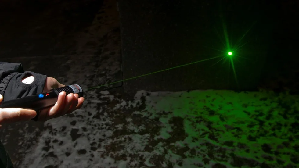 OSLO 20091219
Stadig oftere blir flygere i Norge alvorlig sjenert av uvettig laserbruk under kritisk fase av flygingen. Nå ligger det an til forbud og strenge reaksjoner på uberettiget bruk.
 NORGE / SCANPIX / kod  20520