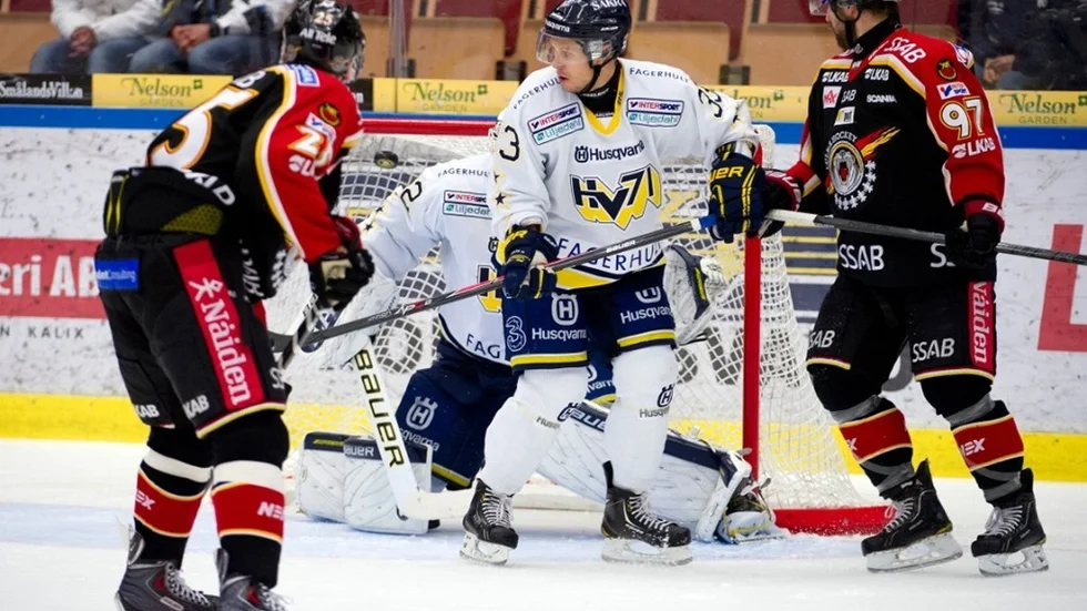 Luleå Hockey- HV71. Anton Hedman styr in pucken i kassen för sitt Luleå.