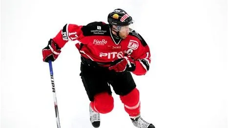 MÅLSKYTT. Daniel Olofsson gjorde ett av målen i Piteås utklassningsseger mot Brunflo.