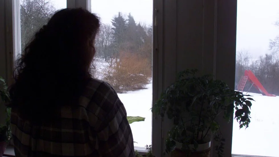 Nära. En del av pensionärsbostäderna hyr ut till missbrukare vilket oroar de äldre. Det finns även en förskola som granne.