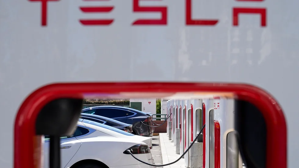 Elbilstillverkaren Tesla rapporterar lägre omsättning än väntat under det tredje kvartalet. Arkivbild.