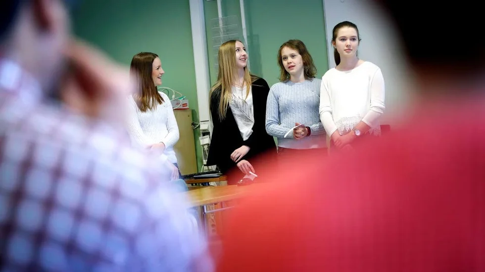Stod för presentationen. Nellie Lindström, 9B Bergskolan, Ellen Sundström, 9B Bergskolan, Saga Midfjäll, 7D Björkssaktaskolan och Matilda Carlsson, 8D Björkskataskolan, stod för presentationen av skolprojektet Futurize.
