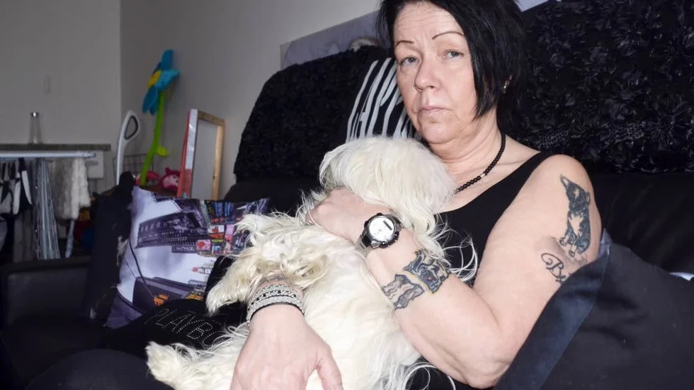 Bästa vännen. Hunden Tindra är ett viktigt sällskap för Helene Wallström som bor ensam.