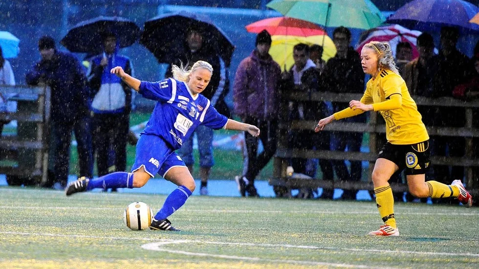Kryssade. Emelie Helmwall (blå) och Alvik spelade 1–1 mot Krokom/Dvärsätt.