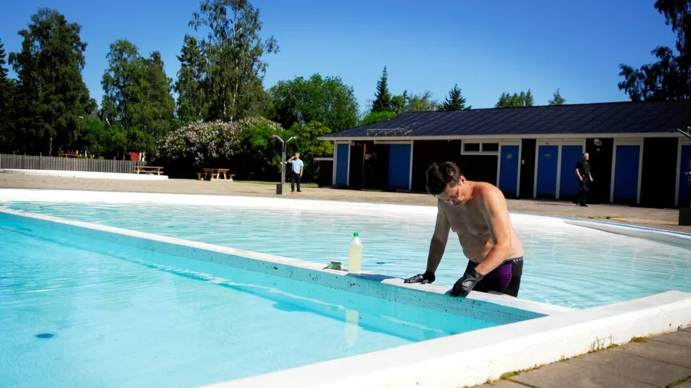 Måste tömmas. Bassängerna på Aronsbadet måste nu tömmas och skuras ut för att all färg ska kunna tas bort. Det kommer att ta flera dagar innan badet kan öppna igen.Foto: Ida Axelsson