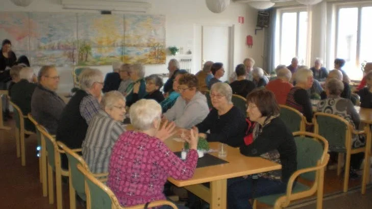 Glada mötesdeltagare.