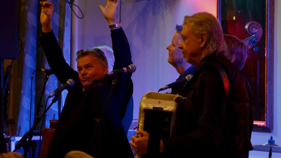 Ulf B Jonsson & JP Nyströms. Från vänster: Svante Lindqvist (med armarna uppsträckta), Göran Eriksson (bakom Svante), Marcus Falck, Ulf B Jonsson (med dragspelet), Mats Olausson (bakom Ulf)