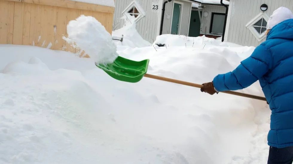 Iskall stämning i kvarteret. Det kan det bli när grannarna är oense om snöskottningen.