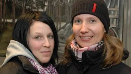 TILL NOBELMIDDAGEN. Hanna Lövgren går tredje året på hotell- och restaurangprogrammet i Arvidsjaur och är en av de elever som åker ned för att jobba på Nobelmiddagen i Stockholms stadshus med läraren och programansvariga Kristina Stenbro.Foto: Jonas Hansson