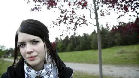 LÅGMÄLD. Malin Brudell gör låtar både för sig själv och till bandet. Hon menar att det finns en charm och styrka i att spela helt ensam utan uppbackning av ett band.