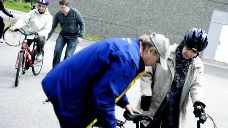 SADELFIXANDE. Rolf Modigh från Cykelfrämjandet ordnar till Maryam Youmards sadel så att den hamnar i rätt höjd.