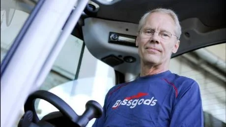 Skickar gods. På Bussgods har en del paket blivit liggande på grund av strejken. Nu försöker Roger Bengtsson och hans arbetskamrater att köra ut dem så snabbt som möjligt.