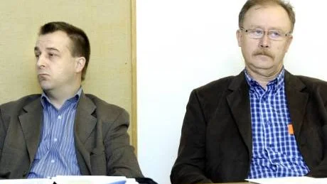 BLIR KVAR. "De som har en svag utbildning är de som blir kvar och en utbildning underlättar betydligt när man söker jobb", säger Birger Lundberg (till höger), chef för arbetsförmedlingen i Piteå. Till vänster Per-Anders Ruona, chef för kontoret i Haparanda.