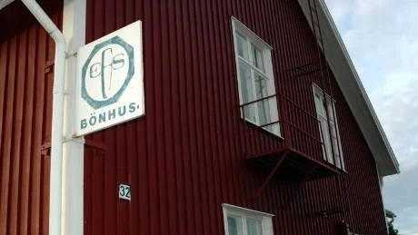 BÖNEHUSET. EFS bönehus i Bergsviken ligger inte långt fram familjen Stenvalls hem. Där har flera förböner arrangerats, men det blir Hortlax kyrka som i helgen öppnas för de som vill tända ett ljus. Foto: Jonas Hansson