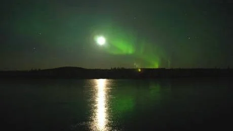 NORRSKEN OCH IS. Månens sken speglar sig i isen på sjön vid Korpilombolo.