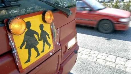 UTAN SKJUTS. Många barn med växelvis boende står utan skolskjuts sedan föräldrarna missat kommunens information. Beslut om beviljad skolskjuts gäller bara ett läsår i taget.