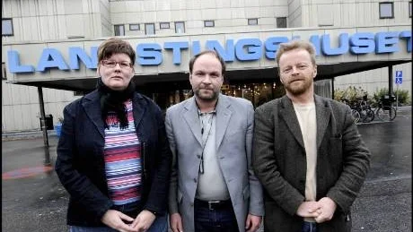 in från kylan. De tre socialdemokrater som uteslutits ur landstingets partigrupp - Marléne Haara, Jörgen Lövgren och Kenneth Nilsson - ska in i värmen igen. Det är i alla fall distriktsstyrelsens förhoppning. Foto: Roland S Lundström