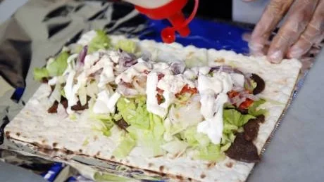 Upplevelse. lättrökt renkött, sallad dressing och mjukt tunnbröd. Då blir det en samisk upplevelse. Kanske den bästa festivalmaten på årets Luleåkalas.